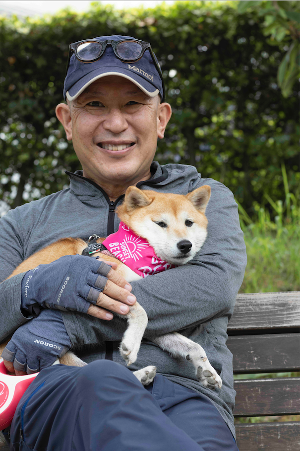 代表の不破 肇と初代看板犬のここちゃん